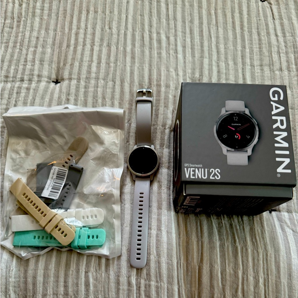 Garmin Venu2s Grey Mist with 6 replacement bands